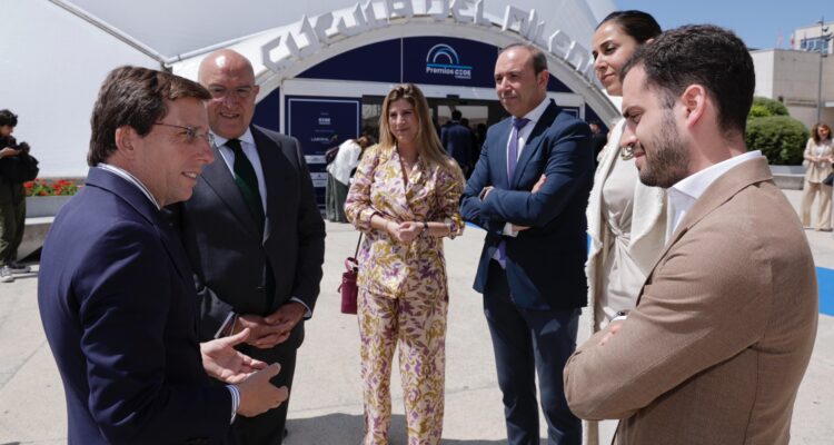 El alcalde de Madrid, junto al presidente de CEOE Valladolid y otros asistentes al acto