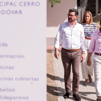 El alcalde de Madrid, José Luis Martínez-Almeida; la concejala delegada de Deporte, Sonia Cea; el concejal de Villa de Vallecas, Carlos González Pereira; y el exalcalde de Madrid, José María Álvarez del Manzano, durante la inauguración de la pista de vóley playa cubierta del CDM Cerro Almodóvar