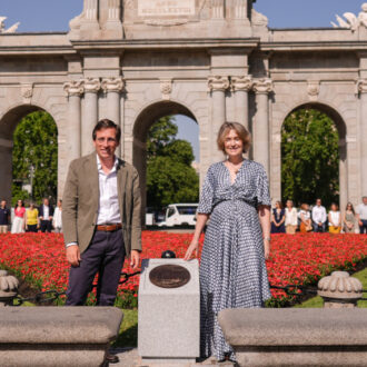 Acto de descubrimiento de la placa Europa Nostra en reconocimiento a la restauración de la Puerta de Alcalá
