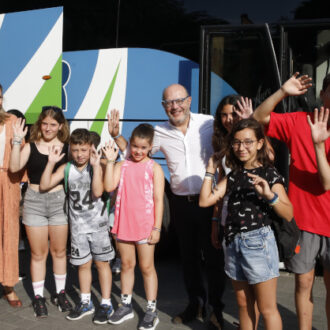 Fernández despide a los menores que se desplazan a Cercedilla para participar en un campamento municipal