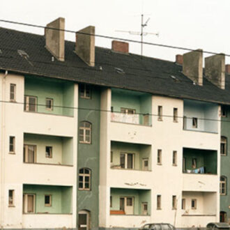 Thomas Ruff, Häuser, 1988-1989. Cortesía del Museo Helga de Alvear, Cáceres.