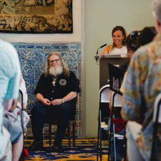 La concejala delegada de Turismo, Almudena Maíllo, y el músico y compositor Gustavo Santaolalla, en la presentación de la ruta 'Imágenes sonoras de Madrid'