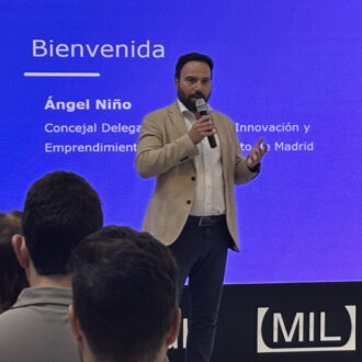 El concejal delegado de Innovación y Emprendimiento, Ángel Niño, durante el anuncio de las ocho startups seleccionadas en el programa DesafIA Madrid
