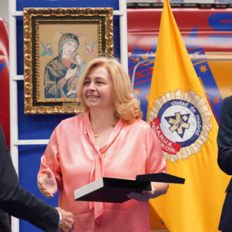 Reconocimiento de personalidades e instituciones durante el acto de celebración de la patrona de SAMUR-Protección Civil