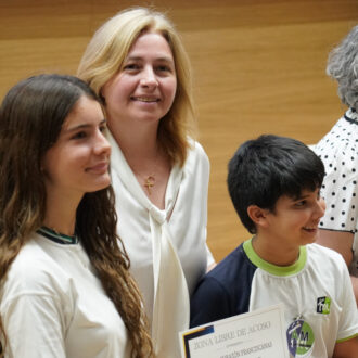 La vicealcaldesa, Inma Sanz, con varios alumnos durante la entrega de certificaciones como 'zonas libres de acoso' a 20 centros escolares que participan en un programa de Policía Municipal