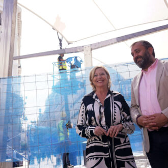 La delegada de Obras y Equipamientos, Paloma García Romero, acompañada del concejal de Centro, Carlos Segura, durante su visita a los trabajos de instalación de toldos en la Puerta del Sol