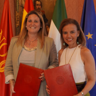 La concejala delegada de Turismo, Almudena Maíllo, y la delegada de Turismo de Sevilla, Angie Moreno, durante la firma del convenio de colaboración turística