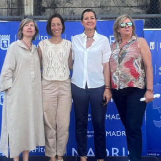 grupo de personas posando en 'Arganzuela Camina'