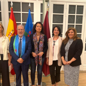 grupo de personas posando de pie en la inauguración de la exposición con motivo de los 600 años del pueblo gitano