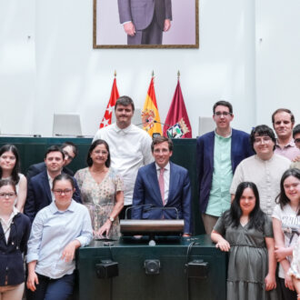 El alcalde, José Luis Martínez-Almeida, con los equipos de Madrid que participarán en la Liga Española de Debate Universitario 'Yo tengo opinión’