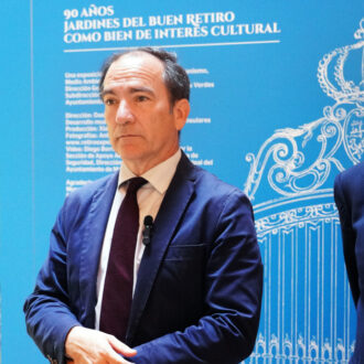 El delegado de Urbanismo, Medio Ambiente y Movilidad, Borja Carabante, acompañado por el concejal delegado de Limpieza y Zonas Verdes, José Antonio Martínez Páramo, en la inauguración de la exposición 'De jardín a paisaje... todo un recorrido' en El Retiro