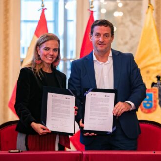 Firma del convenio entre la concejala delegada de Turismo, Almudena Maíllo, y el teniente de alcalde de la Municipalidad de Lima, Renzo Reggiardo