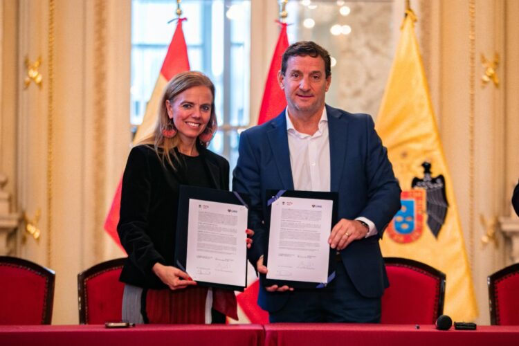 Firma del convenio entre la concejala delegada de Turismo, Almudena Maíllo, y el teniente de alcalde de la Municipalidad de Lima, Renzo Reggiardo