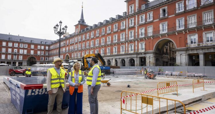 García Romero visita los trabajos de rehabilitación del túnel bajo la plaza Mayor