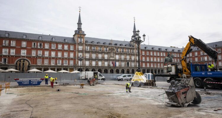 García Romero visita los trabajos de rehabilitación del túnel bajo la plaza Mayor