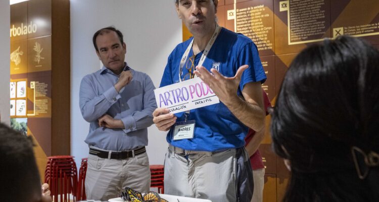 Carabante asiste a la actividad ‘El color de las mariposas’