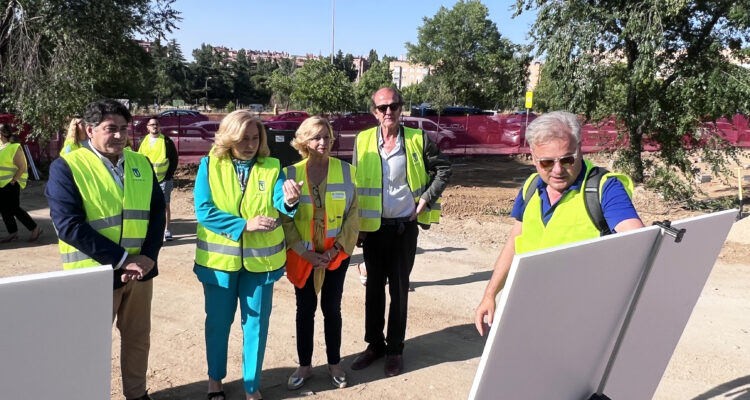 La vicealcaldesa de Madrid y alcaldesa en funciones, Inma Sanz, acompañada de la delegada de Obras y Equipamientos, Paloma García Romero, y el concejal de Hortaleza, David Pérez, durante la colocación de la primera piedra de la nueva biblioteca que el Ayuntamiento va a construir en Hortaleza