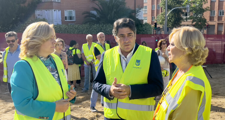 La vicealcaldesa de Madrid y alcaldesa en funciones, Inma Sanz, acompañada de la delegada de Obras y Equipamientos, Paloma García Romero, y el concejal de Hortaleza, David Pérez, durante la colocación de la primera piedra de la nueva biblioteca que el Ayuntamiento va a construir en Hortaleza