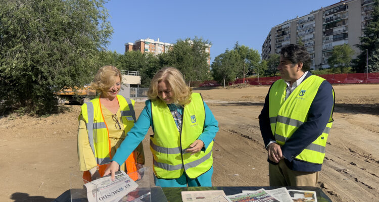 La vicealcaldesa de Madrid y alcaldesa en funciones, Inma Sanz, acompañada de la delegada de Obras y Equipamientos, Paloma García Romero, y el concejal de Hortaleza, David Pérez, durante la colocación de la primera piedra de la nueva biblioteca que el Ayuntamiento va a construir en Hortaleza