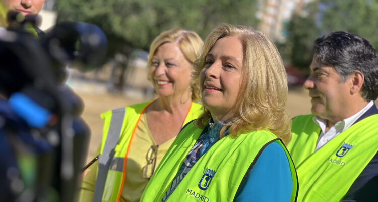 La vicealcaldesa de Madrid y alcaldesa en funciones, Inma Sanz, acompañada de la delegada de Obras y Equipamientos, Paloma García Romero, y el concejal de Hortaleza, David Pérez, durante la colocación de la primera piedra de la nueva biblioteca que el Ayuntamiento va a construir en Hortaleza