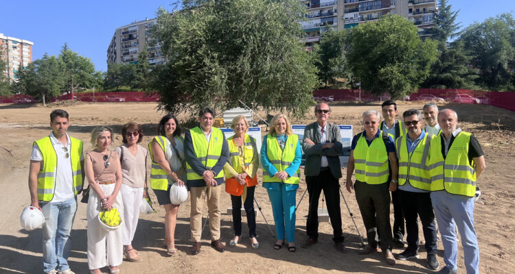 Colocación de la primera piedra de la nueva biblioteca que el Ayuntamiento va a construir en la calle Silvano, 101, en Hortaleza