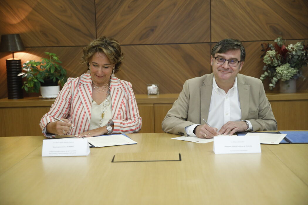El delegado de Políticas de Vivienda, Álvaro González, firma el protocolo que refuerza el Plan Regenera Madrid con la colaboración del Registro de la Propiedad