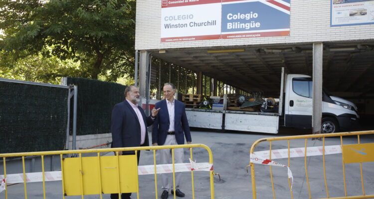 dos hombres trajeados visitando la obra del Colegio público Winston Churchill