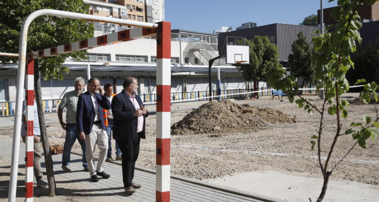 grupo de personas paseando en el patio en obras del Colegio público Winston Churchill
