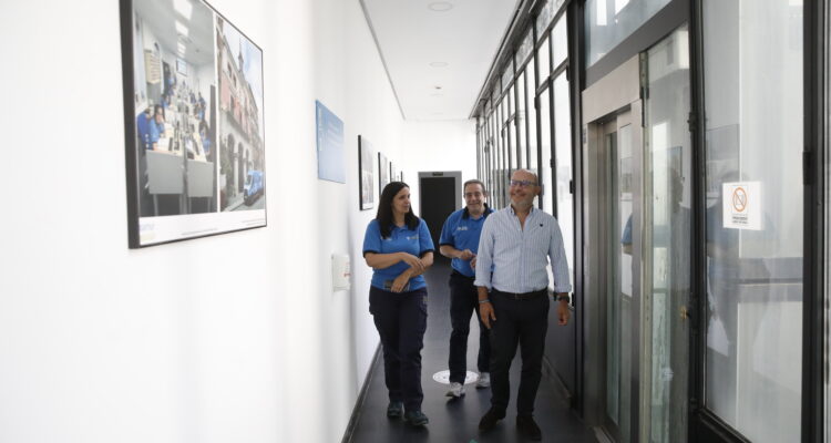 El delegado de Políticas Sociales, Familia e Igualdad, José Fernández, durante su visita a la Central del SAMUR Social con motivo de la Campaña de Calor