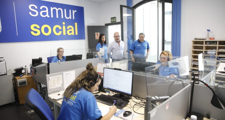 El delegado de Políticas Sociales, Familia e Igualdad, José Fernández, durante su visita a la Central del SAMUR Social con motivo de la Campaña de Calor