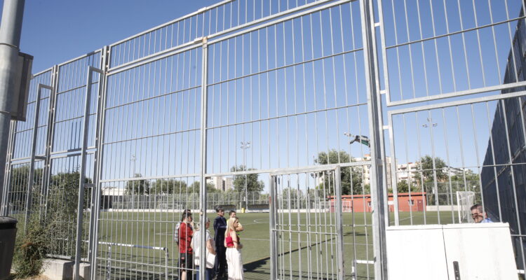 personas mirando el campo de fútbol de la IDB Trece Rosas