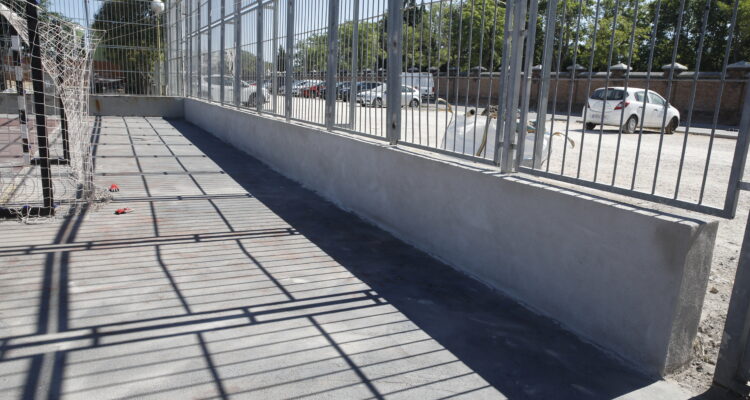 verja de la IDB Trece Rosas