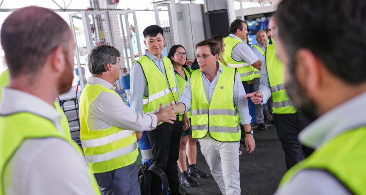 Almeida en momento de la visita al Centro de Operaciones de EMT Madrid