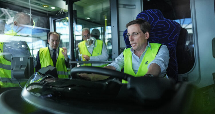 Almeida probando bus EMT Madrid eléctrico