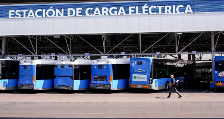 Autobuses EMT en estación de carga eléctrica