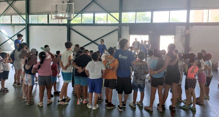 NIños y adolescentes de espaladas que participan en los campamentos de verano en Moratalaz