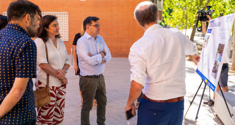 El delegado de Políticas de Vivienda y presidente de EMVS Madrid, en su visita a las obras de rehabilitación de la Colonia de Vallecas