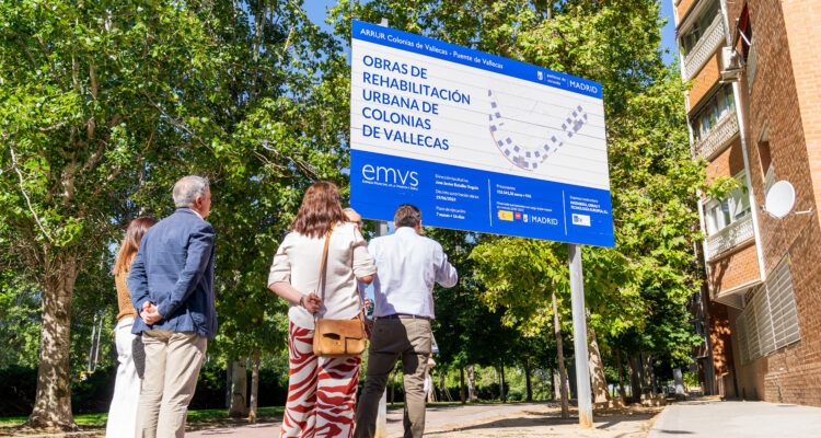 El delegado de Políticas de Vivienda y presidente de EMVS Madrid, en su visita a las obras de rehabilitación de la Colonia de Vallecas