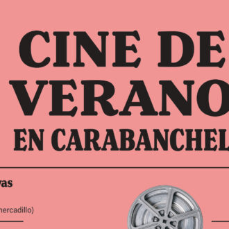 Cartel de la programación de cine de verano con una claqueta, gafas de sol y elementos veraniegos
