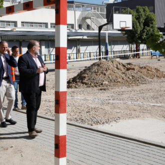 grupo de personas paseando en el patio en obras del Colegio público Winston Churchill