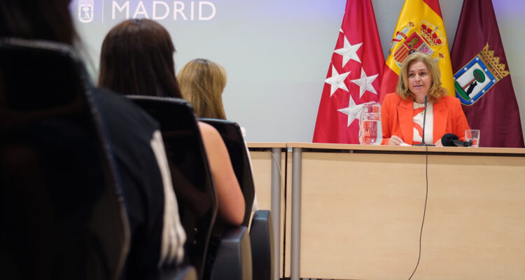 La vicealcaldesa de Madrid y alcaldesa en funciones, Inma Sanz, durante el acto de bienvenida a los nuevos trabajadores sociales que se incorporan al Ayuntamiento