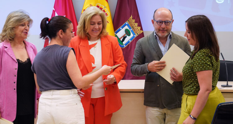 La vicealcaldesa de Madrid y alcaldesa en funciones, Inma Sanz, acompañada por los delegados de Economía, Innovación y Hacienda, Engracia Hidalgo, y de Políticas Sociales, Familia e Igualdad, José Fernández, da la bienvenida a los nuevos trabajadores sociales que se incorporan al Ayuntamiento