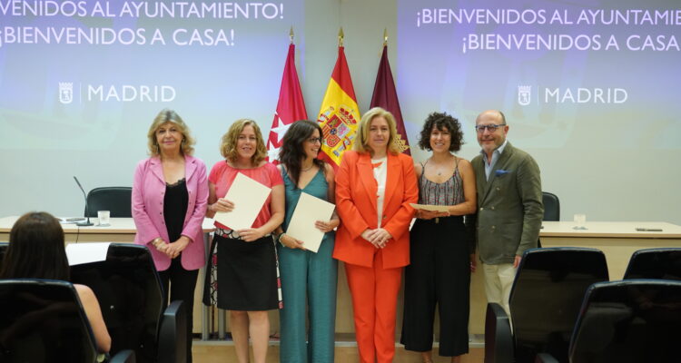 La vicealcaldesa de Madrid y alcaldesa en funciones, Inma Sanz, acompañada por los delegados de Economía, Innovación y Hacienda, Engracia Hidalgo, y de Políticas Sociales, Familia e Igualdad, José Fernández, da la bienvenida a los nuevos trabajadores sociales que se incorporan al Ayuntamiento