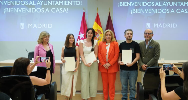 La vicealcaldesa de Madrid y alcaldesa en funciones, Inma Sanz, acompañada por los delegados de Economía, Innovación y Hacienda, Engracia Hidalgo, y de Políticas Sociales, Familia e Igualdad, José Fernández, da la bienvenida a los nuevos trabajadores sociales que se incorporan al Ayuntamiento