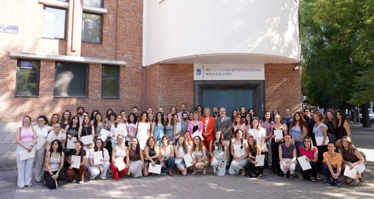 La vicealcaldesa de Madrid y alcaldesa en funciones, Inma Sanz, acompañada por los delegados de Economía, Innovación y Hacienda, Engracia Hidalgo, y de Políticas Sociales, Familia e Igualdad, José Fernández, da la bienvenida a los nuevos trabajadores sociales que se incorporan al Ayuntamiento