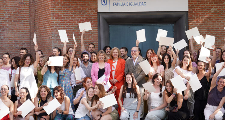 Entrega de diplomas a los nuevos trabajadores sociales que se incorporan al Ayuntamiento