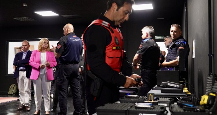 La vicealcaldesa de Madrid y alcaldesa en funciones, Inma Sanz, durante la presenración en el CIFSE del nuevo simulador de tiro