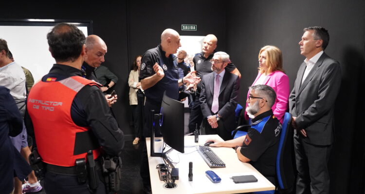 La vicealcaldesa de Madrid y alcaldesa en funciones, Inma Sanz, durante la presenración en el CIFSE del nuevo simulador de tiro