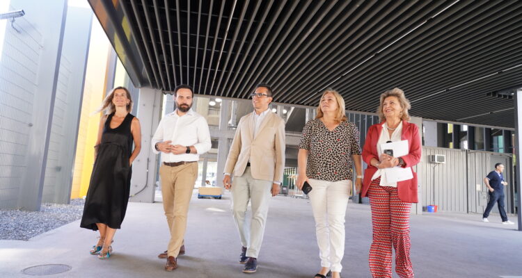 La vicealcaldesa y alcaldesa en funciones, Inma Sanz; la delegada de Economía, Innovación y Hacienda, Engracia Hidalgo; el concejal delegado de Innovación y Emprendimiento, Ángel Niño; y el concejal de Villaverde, Orlando Chacón, durante su visita al proyecto 'Jugando a innovar'