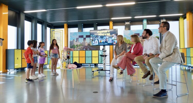 La vicealcaldesa y alcaldesa en funciones, Inma Sanz; la delegada de Economía, Innovación y Hacienda, Engracia Hidalgo; el concejal delegado de Innovación y Emprendimiento, Ángel Niño; y el concejal de Villaverde, Orlando Chacón, durante su visita al proyecto 'Jugando a innovar'